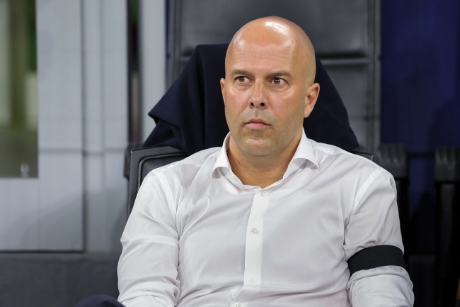 Arne Slot diz que "as emoções levaram a melhor sobre mim" depois de ver um cartão vermelho em Goodison Park