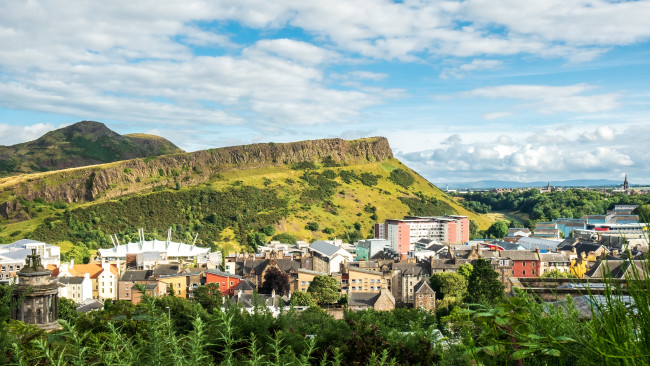 Equipes de emergência encarregadas de combater incêndios no Arthur's Seat em Edimburgo durante a noite