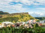 Equipes de emerg&ecirc;ncia encarregadas de combater inc&ecirc;ndios no Arthur's Seat em Edimburgo durante a noite