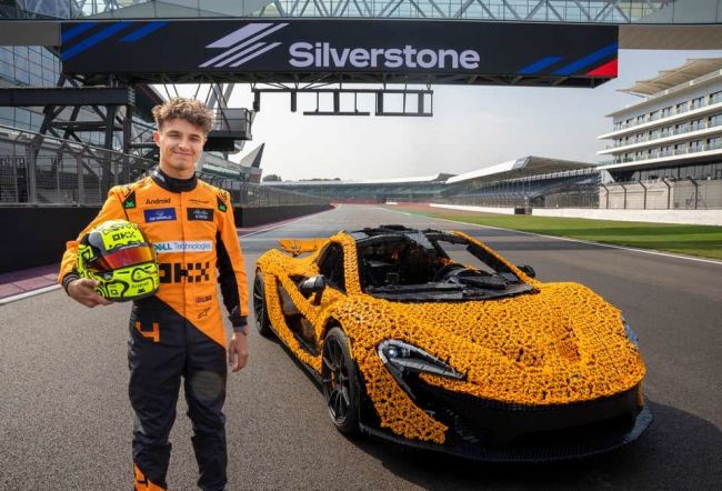 Lando Norris fica ao volante de um Lego Technic McLaren P1 em tamanho real