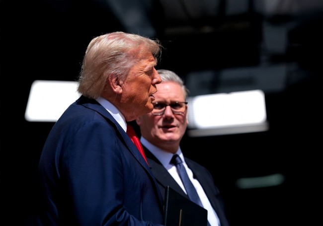 Trump é recebido no Reino Unido com cerimônia real