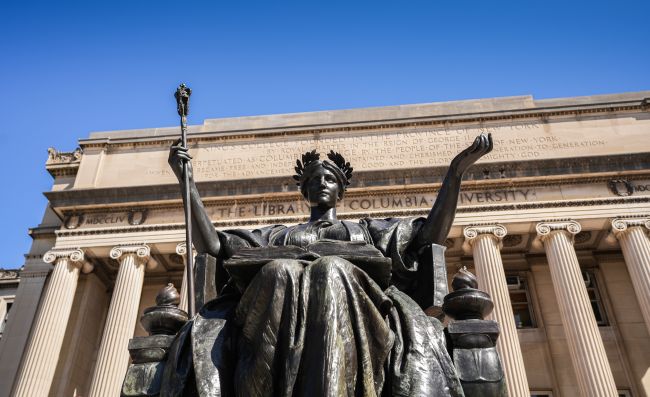 Política e ciência colidem quando o congelamento de financiamento federal atinge Harvard