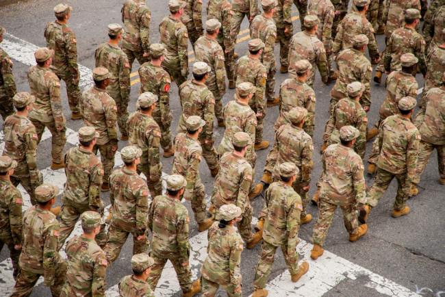 Exército dos EUA eleva a idade de recrutamento para 42 anos e flexibiliza as regras sobre maconha