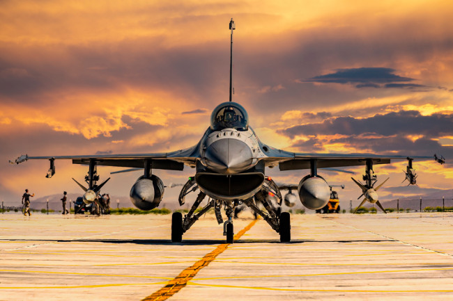 Grécia aprova modernização de defesa de €4 bilhões com escudo aéreo e reforma do F-16