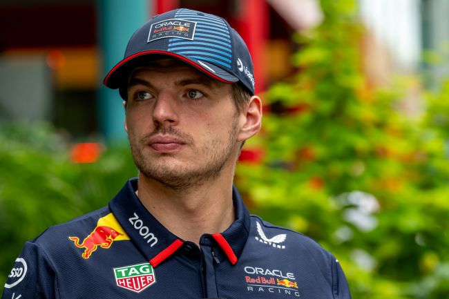 Max Verstappen, irritado com repórteres perguntando sobre o Barcelona, se orgulha de seu segundo lugar