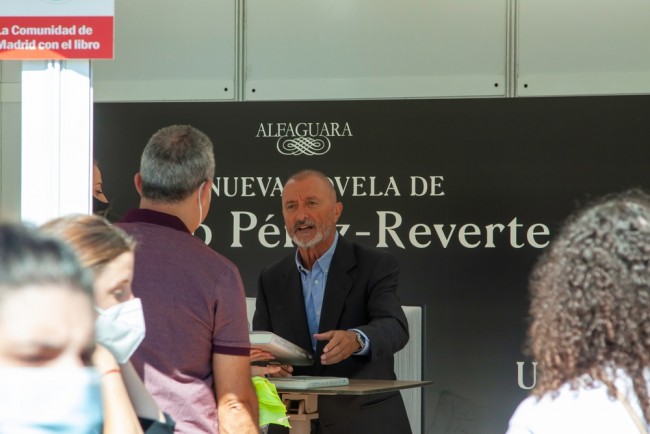 Arturo Pérez-Reverte critica a Academia Real Espanhola por ceder aos influenciadores e ignorar escritores