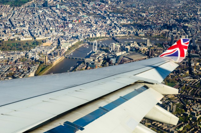 Quase 90 voos ligados a Epstein conectados a aeroportos do Reino Unido | Relatório