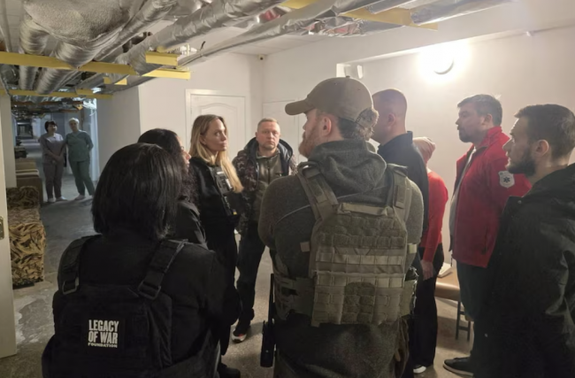 Angelina Jolie visita a cidade de Kherson, na linha de frente, um dos lugares mais perigosos da Ucrânia