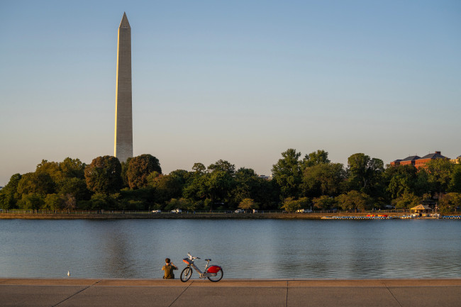 Ex-olímpico nega a alegação de que estava vandalizando a piscina refletora de Washington D.C.