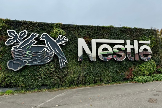 Nestlé acusada de "arriscar a saúde dos bebês por lucro" por causa do açúcar adicionado