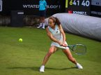 A jogadora turca Zeynep S&ouml;nmez desafia as regras de Wimbledon ao usar um broche de melancia em vez de uma bandeira palestina