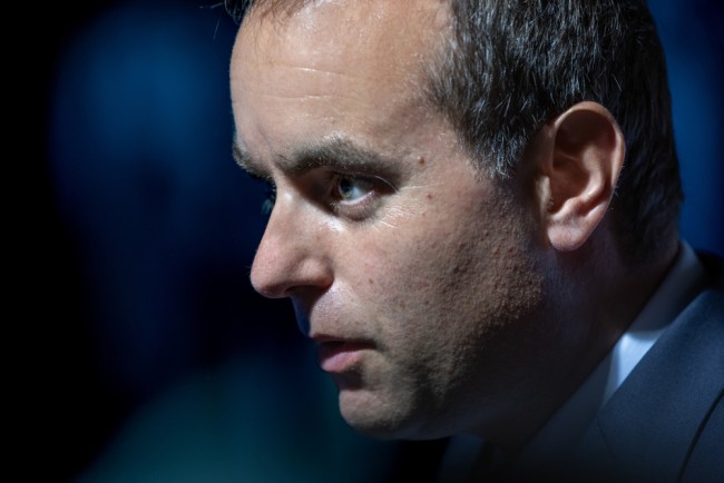 Lecornu inicia negociações urgentes para aliviar o impasse político da França