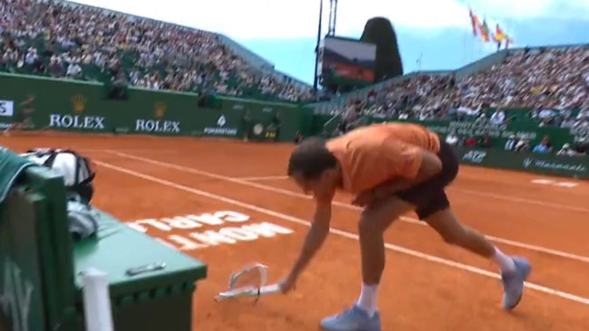 Medvedev perde o controle e destrói sua raquete durante uma humilhante derrota por 6-0, 6-0