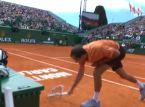 Medvedev perde o controle e destr&oacute;i sua raquete durante uma humilhante derrota por 6-0, 6-0