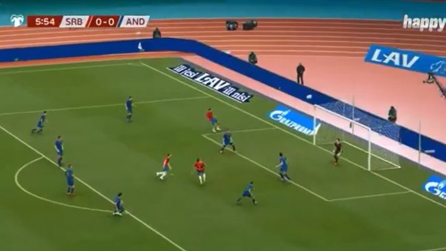 Canal de TV sérvio transmite por engano imagens do eFootball em vez de jogo de futebol real