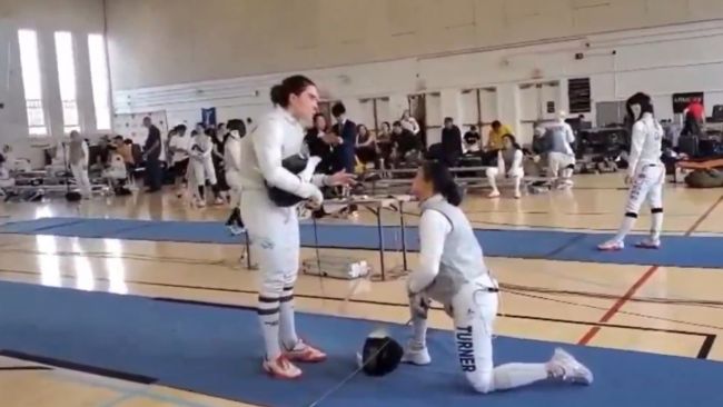 Esgrimista se torna viral depois de se ajoelhar e se recusar a cercar um oponente transgênero