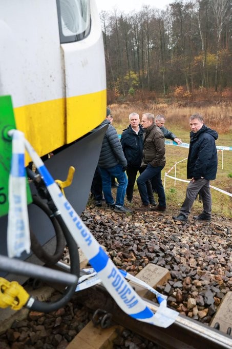 Dois homens que se acredita estarem trabalhando com a Rússia foram identificados como suspeitos em ataques de sabotagem ferroviária polonesa