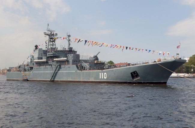 Drones que perturbam aeroportos dinamarqueses podem ter sido lançados de navios... Aqui está um navio de guerra russo sob investigação