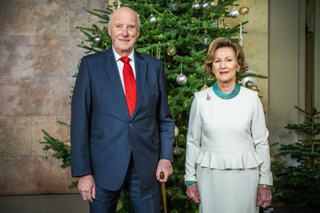 Rei Harald da Noruega recebe alta hospitalar na Espanha