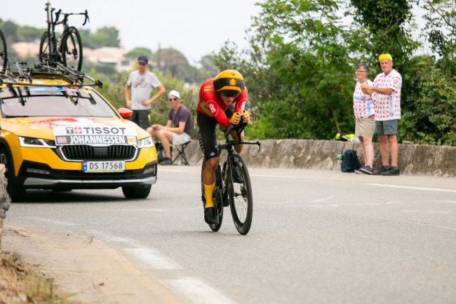 Tobias Johannessen levado a um hospital com oxigênio após uma escalada cansativa ao Mont Ventoux