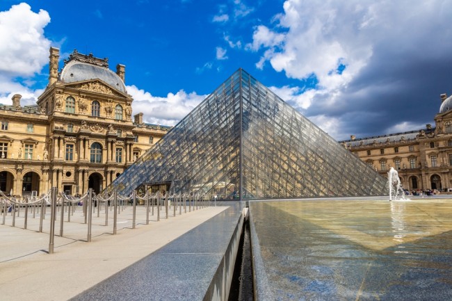 Dois suspeitos presos em relação ao assalto ao Louvre