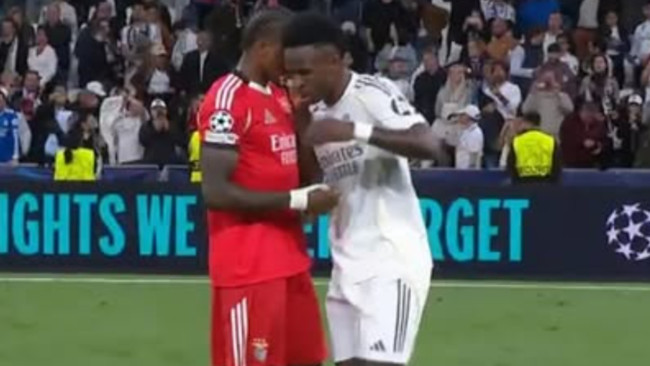 Jogador do Benfica criticado e insultado por falar com Vinícius... e Prestianni gosta disso