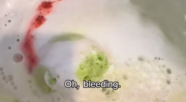 Essa bomba de banho do Yoshi transforma a hora do banho em uma cena de terror