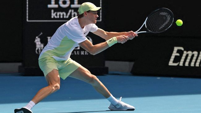 Jannik Sinner sofre mais do que o esperado, mas vence em sua partida de estreia no Aberto da Austrália