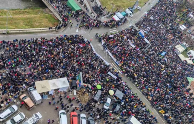 Protestos sérvios aumentam enquanto estudantes lideram manifestação massiva contra desastre ferroviário
