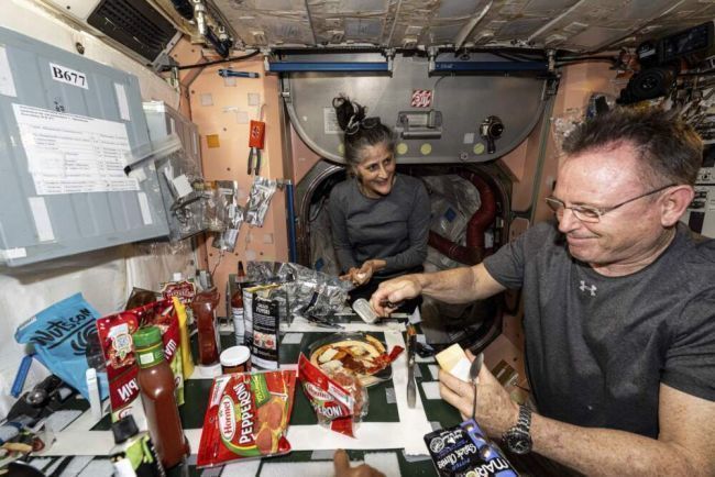 Astronautas da NASA retornam à Terra após estadia prolongada na ISS