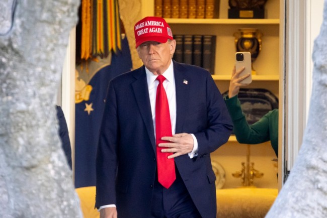 Trump amplia a proibição de viagens dos Estados Unidos para mais sete países, incluindo a Síria