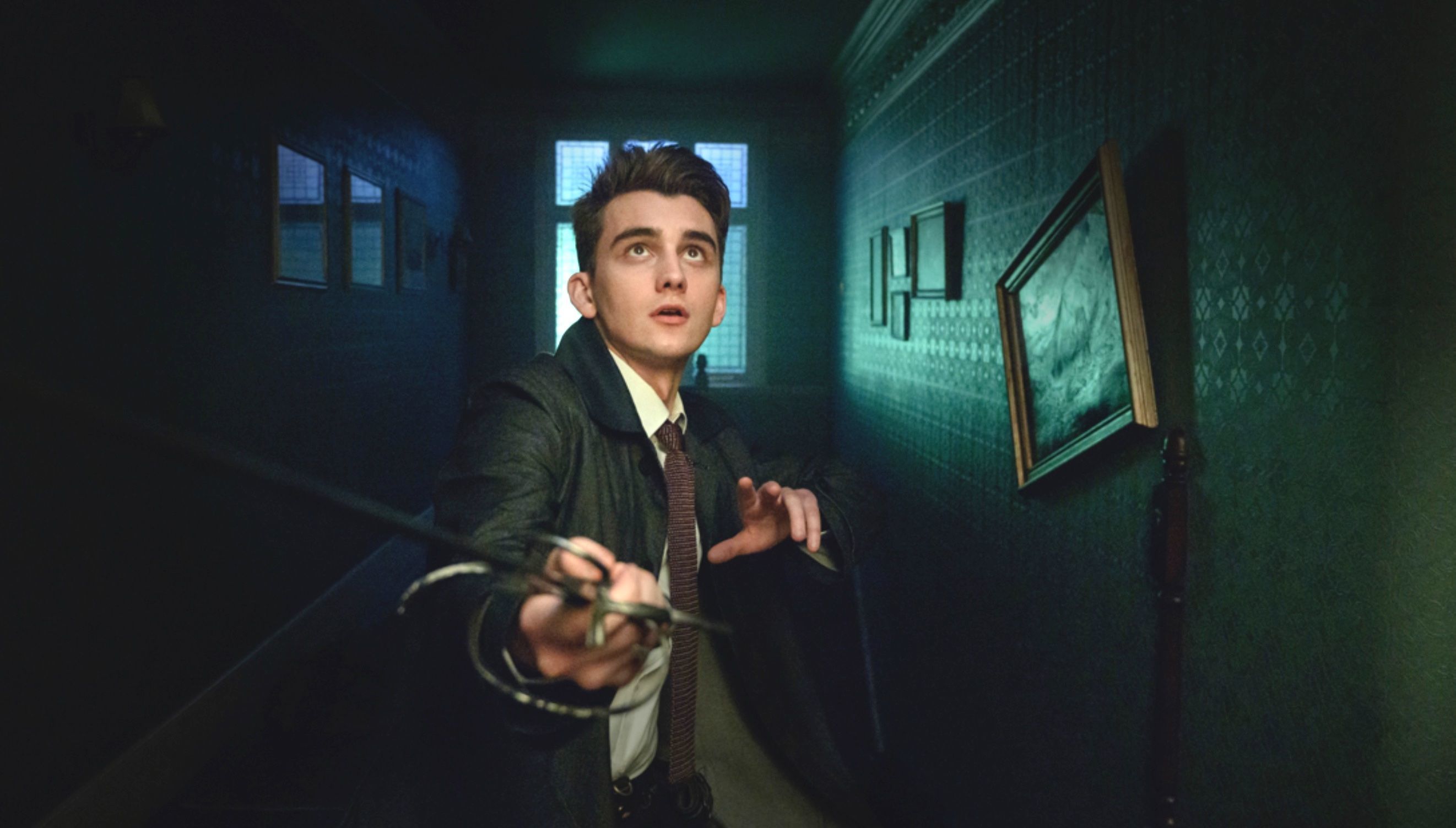 Агентство локвуд и компания 2 дата выхода. Актёр холли. Агентство локвуд и компания сериал с 2023. Локвуд сериал. Агентство локвуд и компания 2 дата выхода.