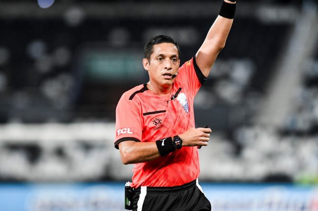 As câmeras corporais dos árbitros podem ser usadas na Premier League e em outras competições, mas precisam de aprovação