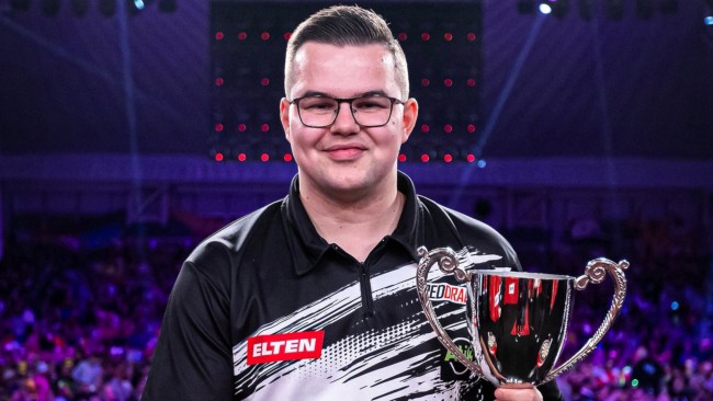 Gian van Veen surpreende Luke Humphries no Campeonato Mundial da PDC, Littler chega às semifinais