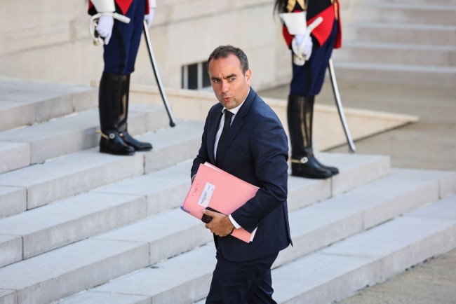 Lecornu sobrevive por pouco aos votos de desconfiança