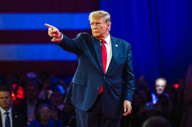 A Meta está removendo as restrições restantes nas contas de Donald Trump no Facebook e Instagram