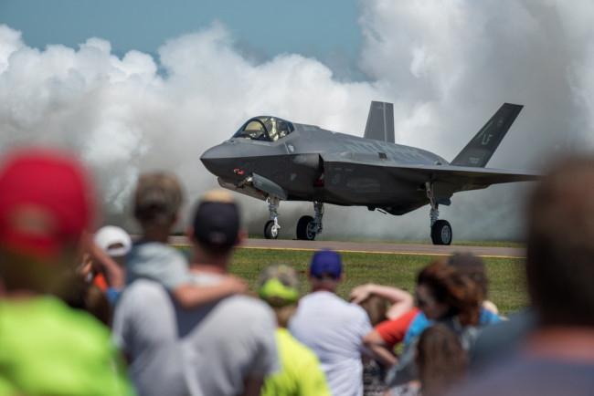 A Suíça planeja comprar menos jatos F-35 após aumentos de custos