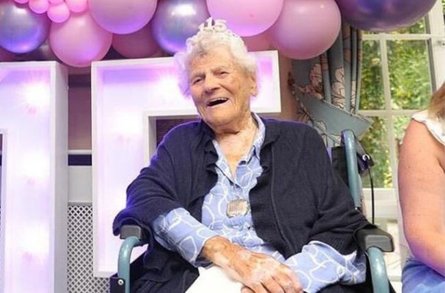 Ethel Caterham, 115, torna-se a pessoa viva mais velha do mundo