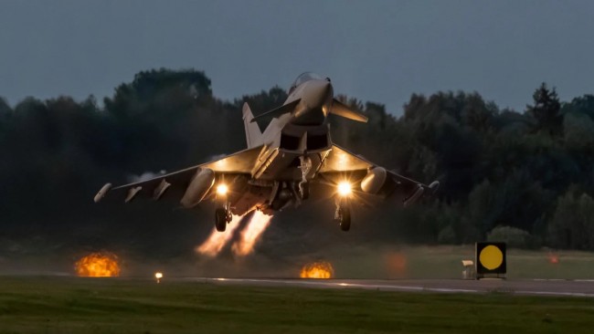 Polônia lança caças e fecha aeroportos após ataques russos próximos à sua fronteira com a Ucrânia