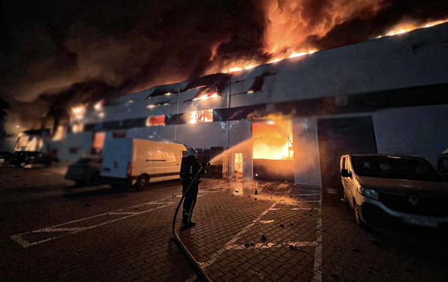 Rússia lança um ataque massivo durante a noite em toda a Ucrânia, deixando 10 mortos e desencadeando quedas de emergência