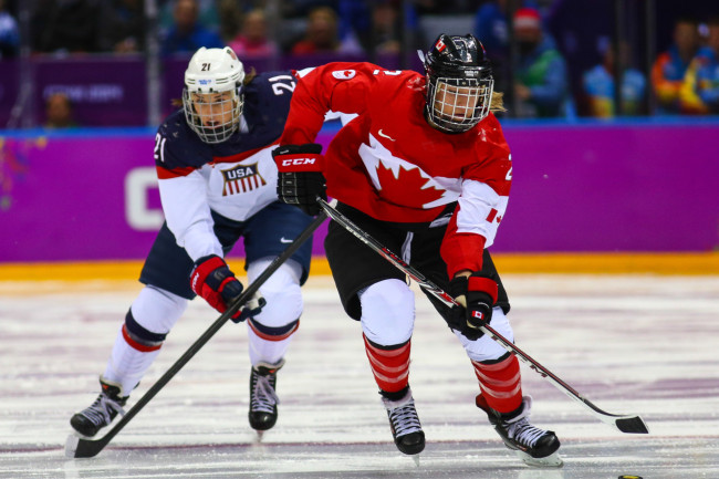 EUA reduz distância com o Canadá em histórica rivalidade de hóquei no gelo feminino, conquistam o ouro em Milano-Cortina