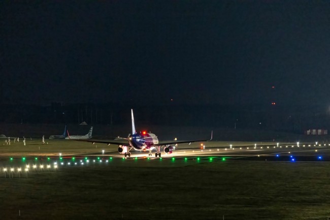 Lituânia fecha aeroporto de Vilnius e fronteira com a Bielorrússia após objetos não identificados entrarem no espaço aéreo