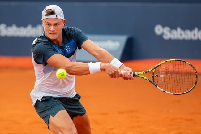 Holger Rune bate Alcaraz em Barcelona e regressa ao top 10