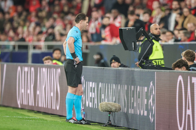 A UEFA lembra que o VAR deve ser usado apenas 