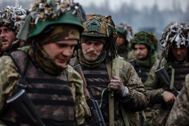 Forças ucranianas enfrentam cerco em Kursk enquanto contra-ofensiva russa ganha terreno
