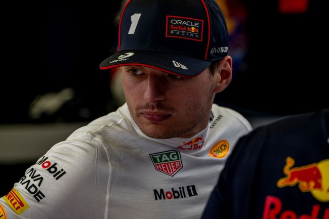 Max Verstappen morde a língua após penalidade que lhe custou a vitória na Arábia Saudita
