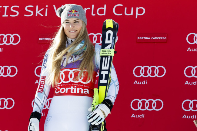 Primeira atualização de saúde de Lindsey Vonn após a queda em Cortina: "Em condição estável e em boas mãos"
