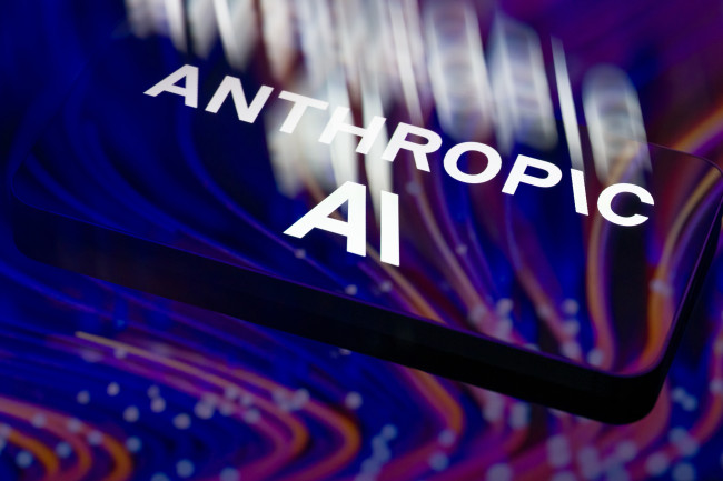 Anthropic pagará US$ 1,5 bilhão após usar livros de forma inadequada para treinar chatbot de IA
