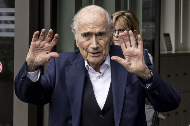 Sepp Blatter incentiva os fãs de futebol a pularem a Copa do Mundo nos Estados Unidos: "Fiquem longe dos EUA!"