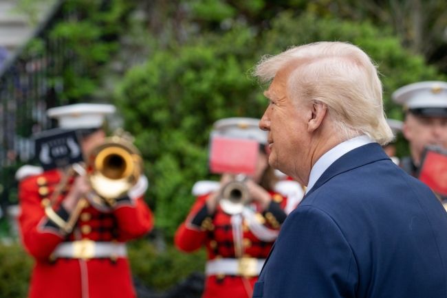 Trump anuncia fim das sanções à Síria e garante investimento saudita de US$ 600 bi